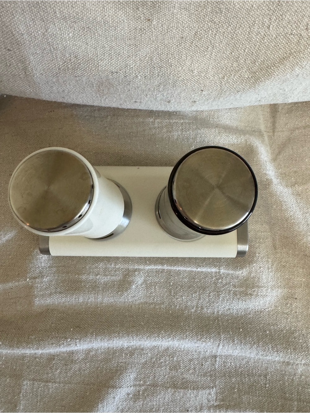 Kitchen Gizmo Magnetic Salt and Pepper Shaker Set White Black Automatic Seal - Picture 4 of 6